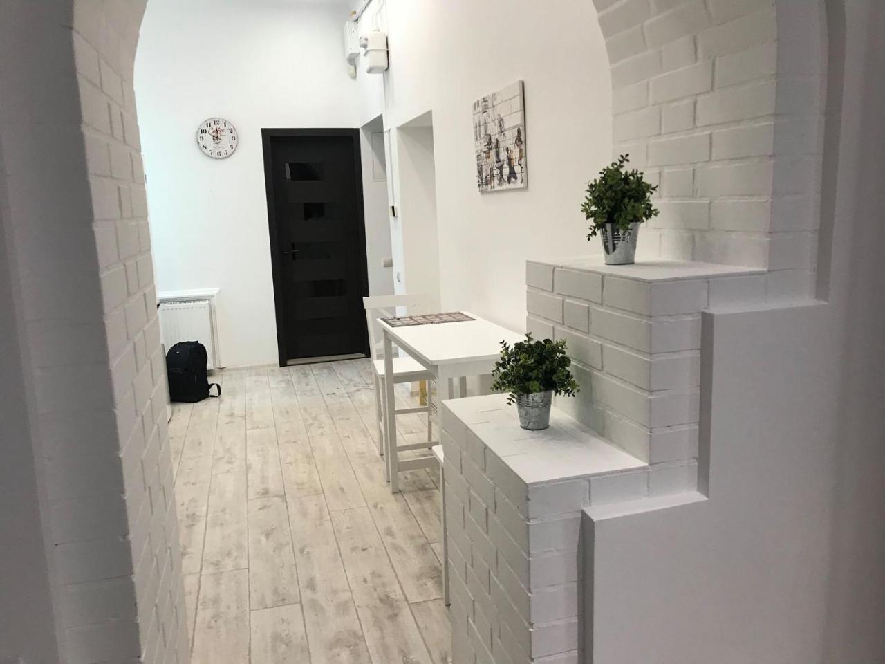 Modern Apartment Лвив Екстериор снимка