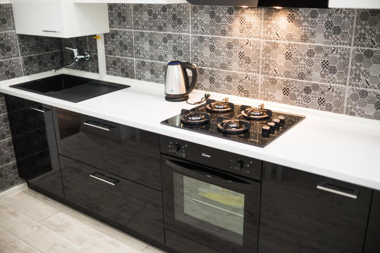 Modern Apartment Лвив Екстериор снимка